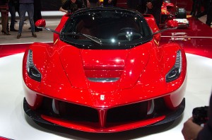 800px-Geneva_MotorShow_2013_-_Ferrari_LaFerrari_front_view (1)