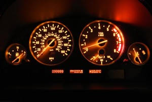 800px-BMW_M5_E39_speedometer