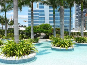 800px-Four_Seasons_Hotel_Miami_east_pool_deck