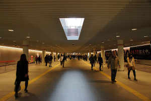 800px-Sapporo_Underground_Pedestrian_Space_Station_Road01s3