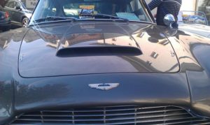 800px-Aston-Martin_DB6_Vantage_in_Morges_-_Bonnet_logo